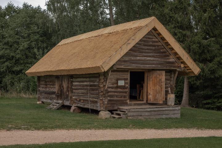 2020.gada augusts. Klēts ir tikusi pie jauna niedru jumta.